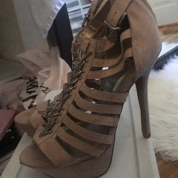 Tan color heels - Picture 3 of 4